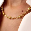 Fio em Ouro de 19.2kl, adornada de elegantes Contas de Viana intercaladas com Elos Infinitum.  Elegante e sofisticado, este Fio de Ouro com Contas de Viana conjuga a modernidade e a tradição numa mesma joia delicada. Ideal para oferecer a alguém especial ou para se presentear a si próprio, este colar de contas de viana é perfeito para complementar os seus visuais.