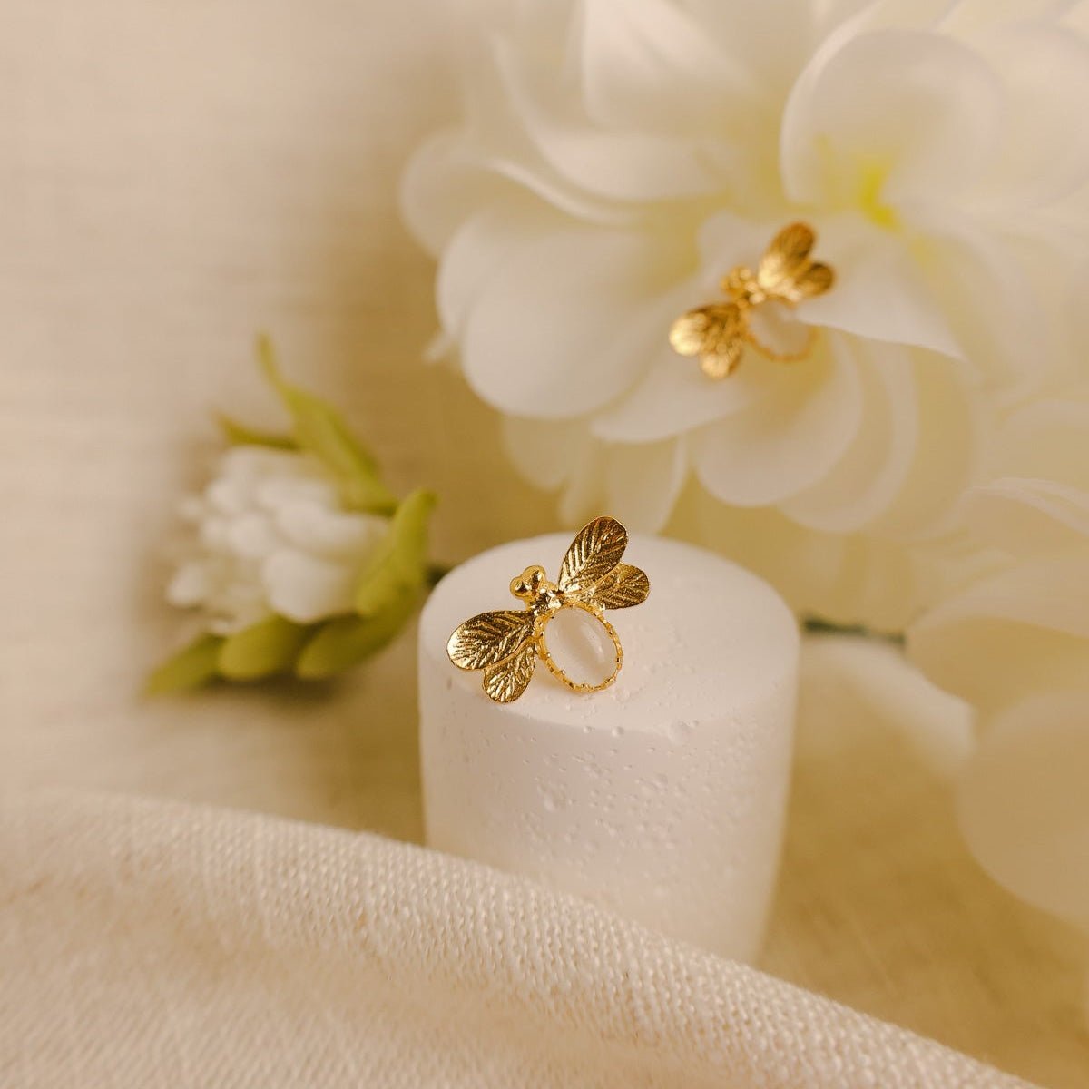 Brincos Abelha em Prata Dourada com Pedra Hidrotermal - Loja do Ouro