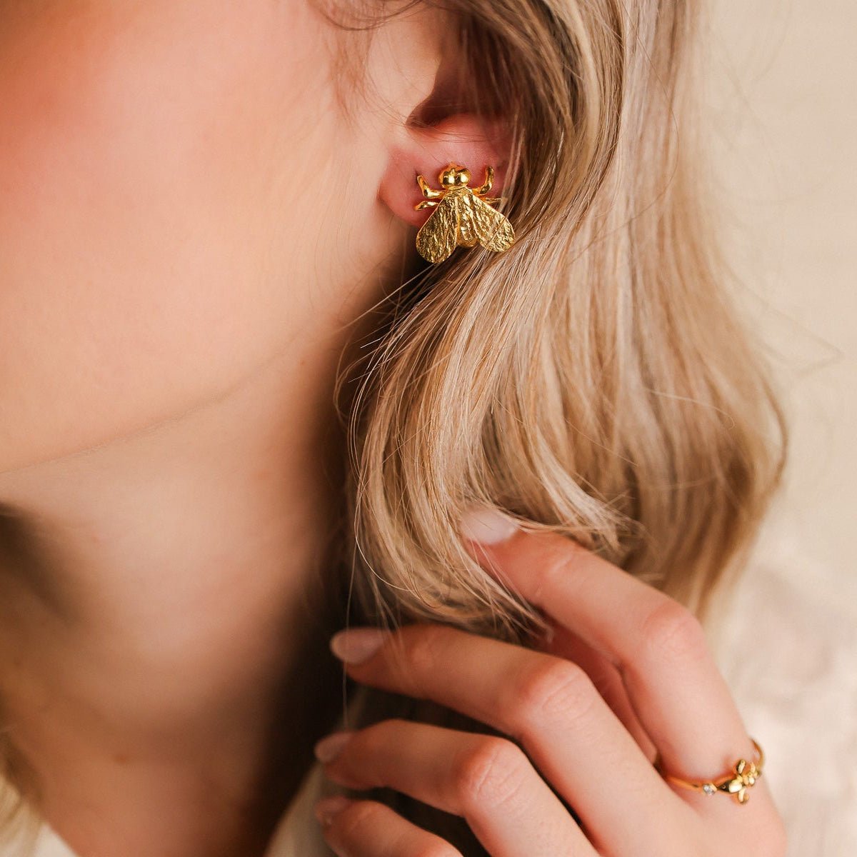 Brincos Abelha Grande em Prata Dourada - Loja do Ouro