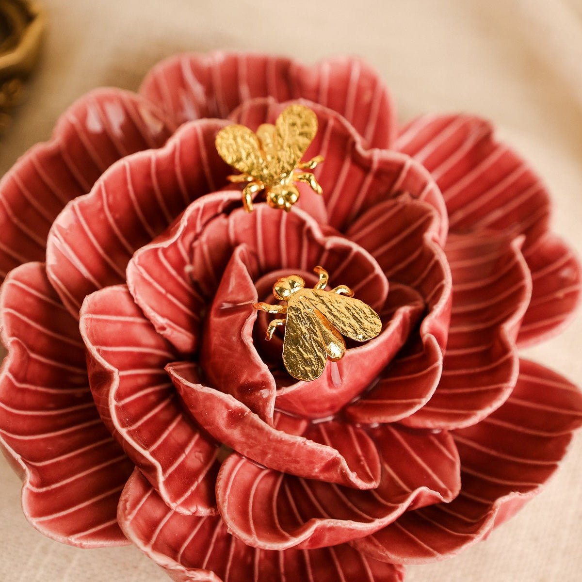 Brincos Abelha Grande em Prata Dourada - Loja do Ouro