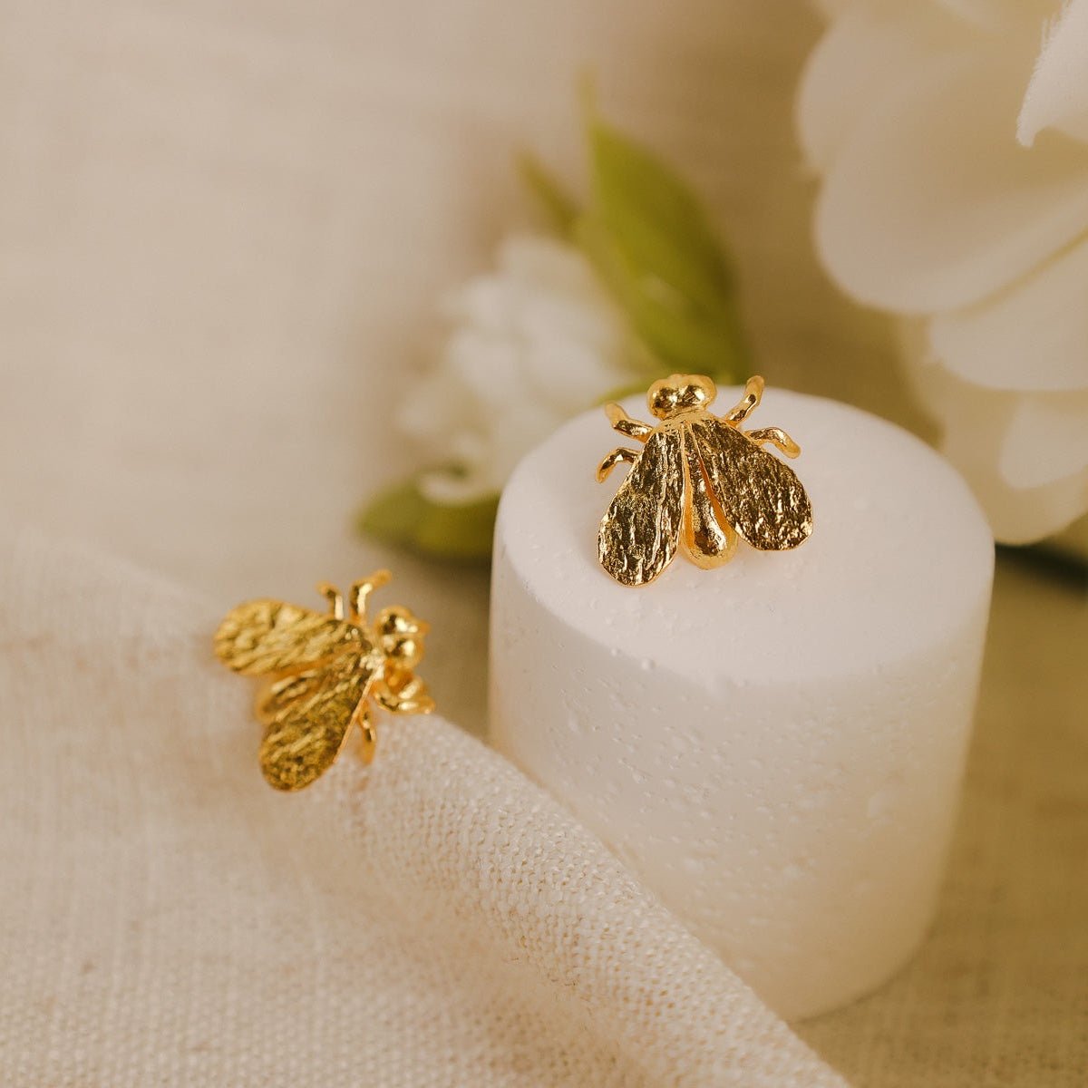 Brincos Abelha Grande em Prata Dourada - Loja do Ouro