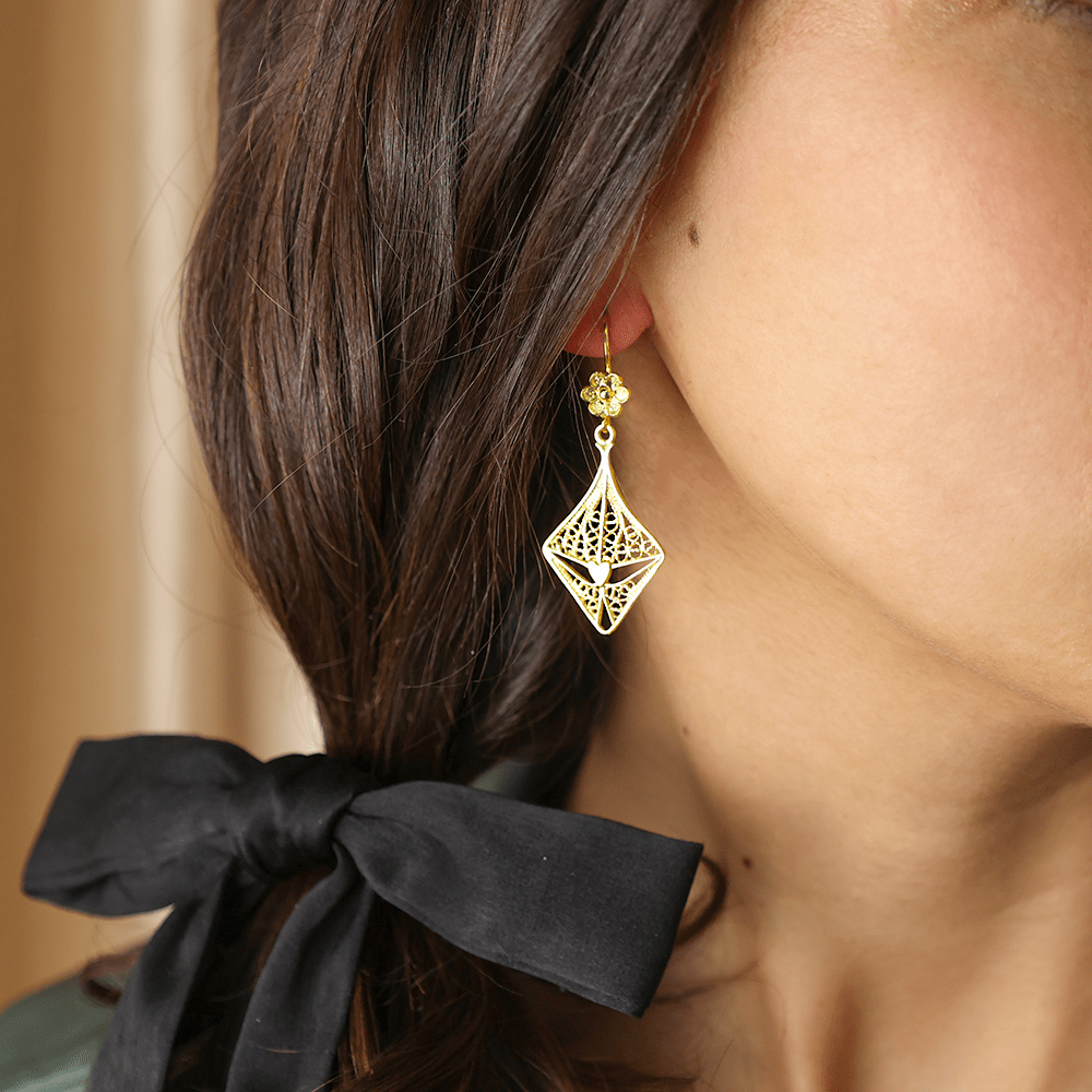 Pendientes Perfect Love en plata bañada en oro con motivos florales y corazón filigranado - Gold Store Premium