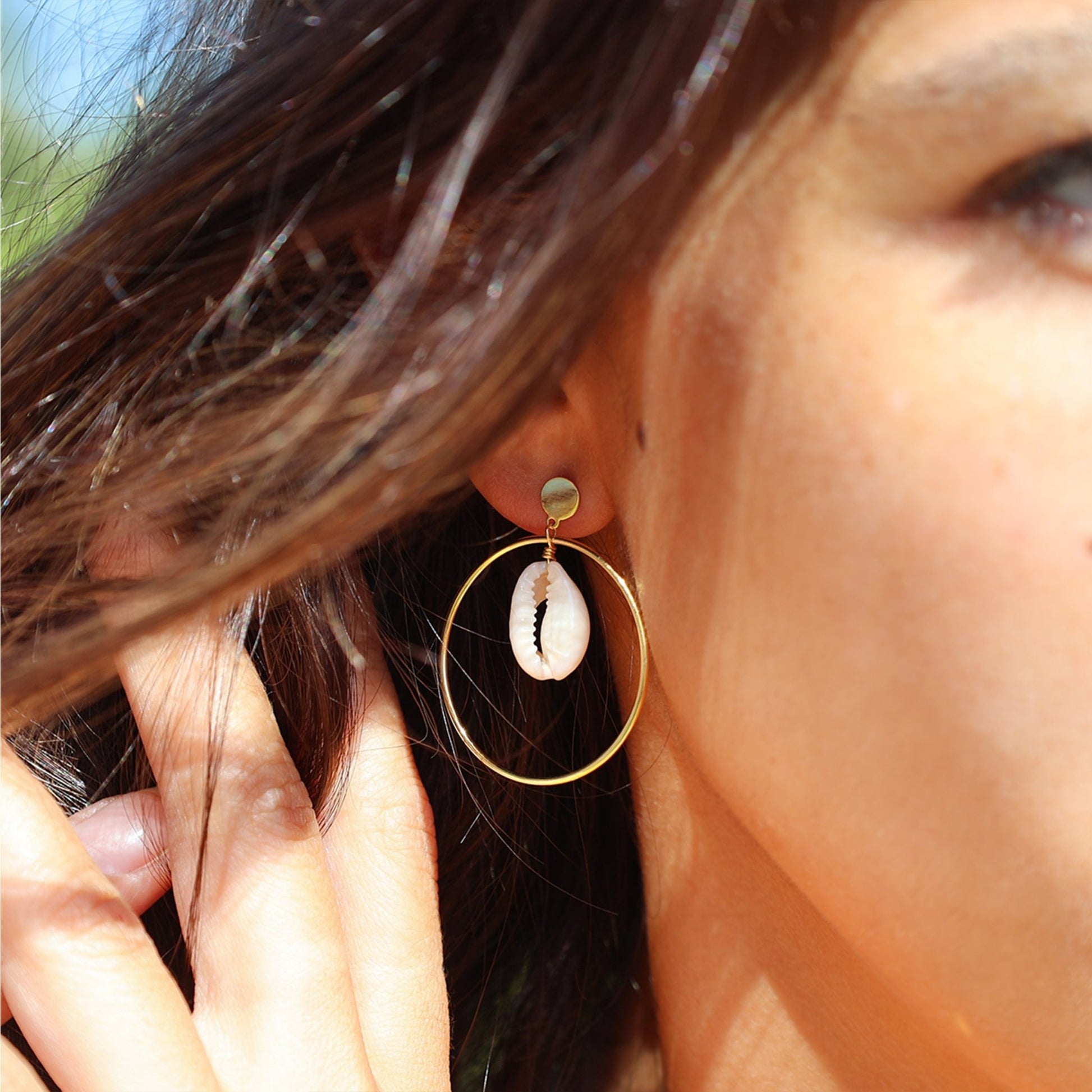 Brincos Círculo em Prata Dourada com Buzio - Loja do Ouro