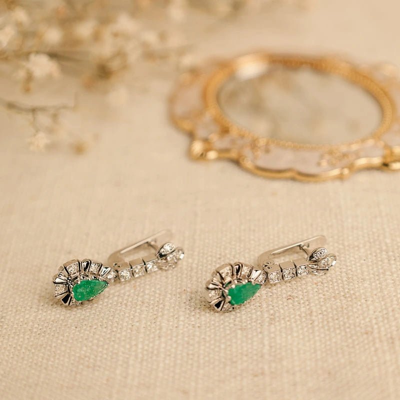 Brincos em Ouro Branco de 19kl com Esmeraldas e Diamantes - Loja do Ouro