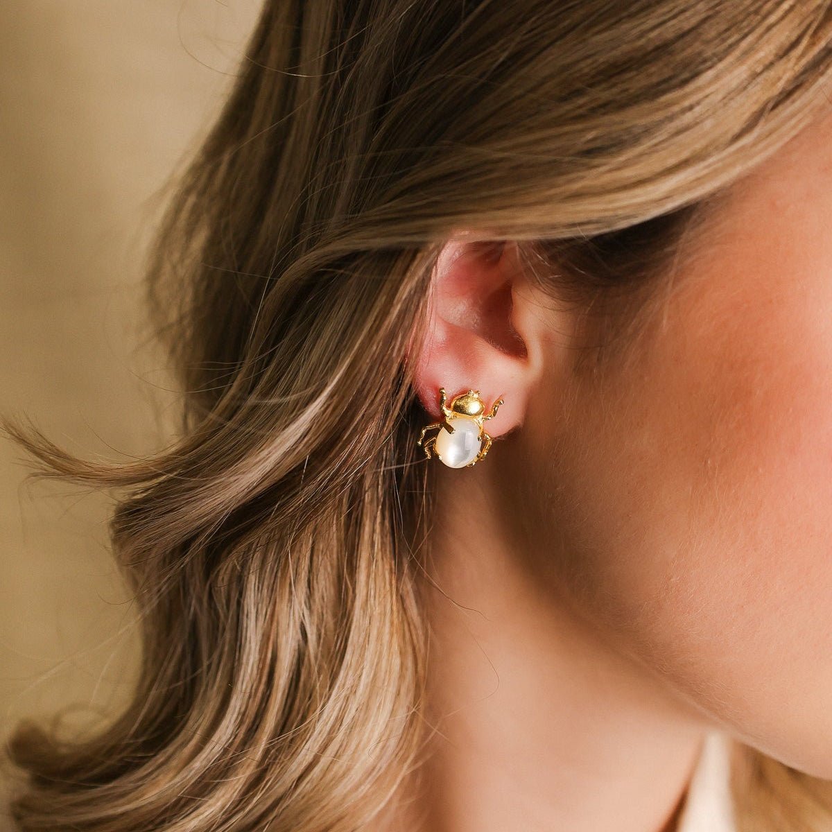 Brincos Escaravelho em Prata Dourada com Pedra Hidrotermal - Loja do Ouro