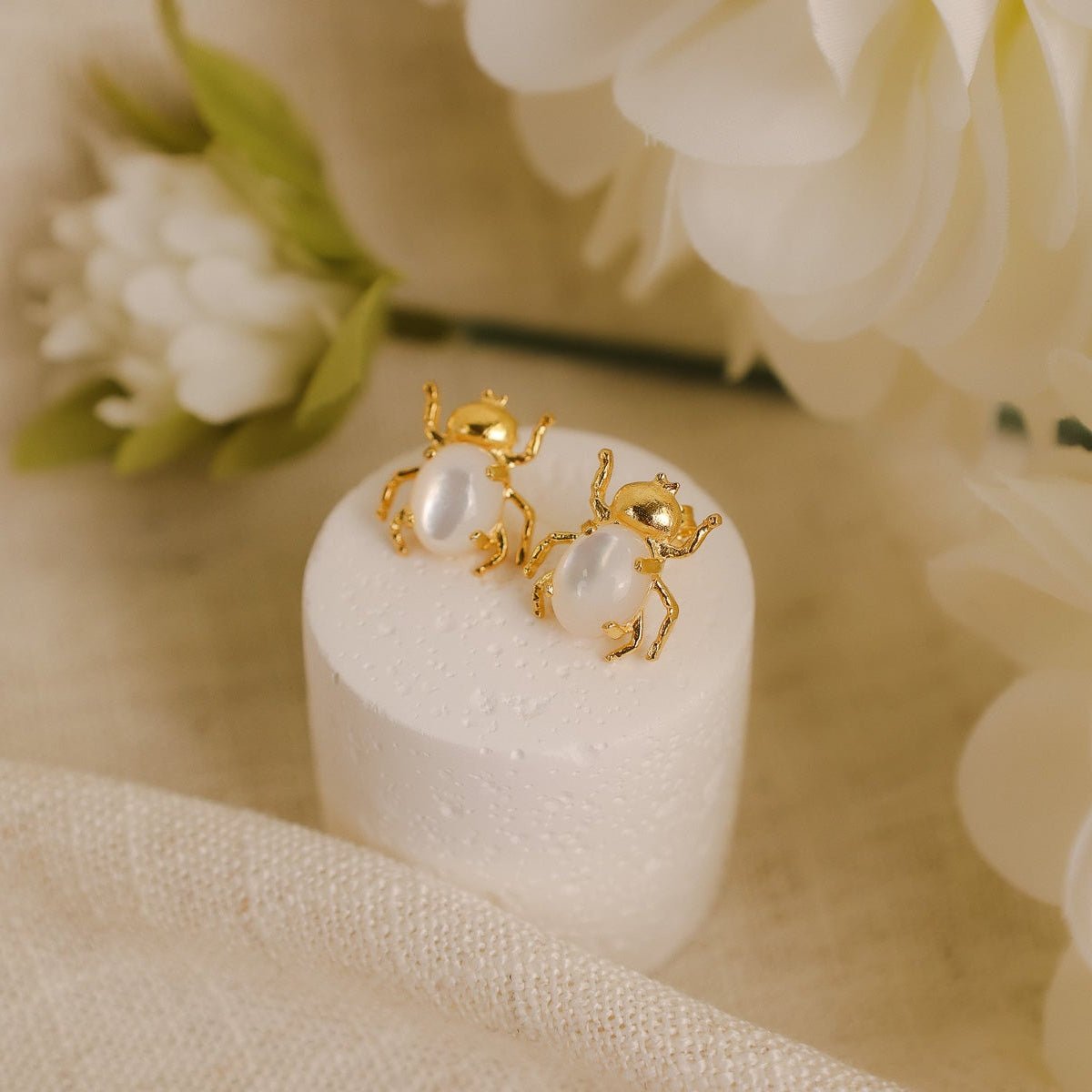 Brincos Escaravelho em Prata Dourada com Pedra Hidrotermal - Loja do Ouro