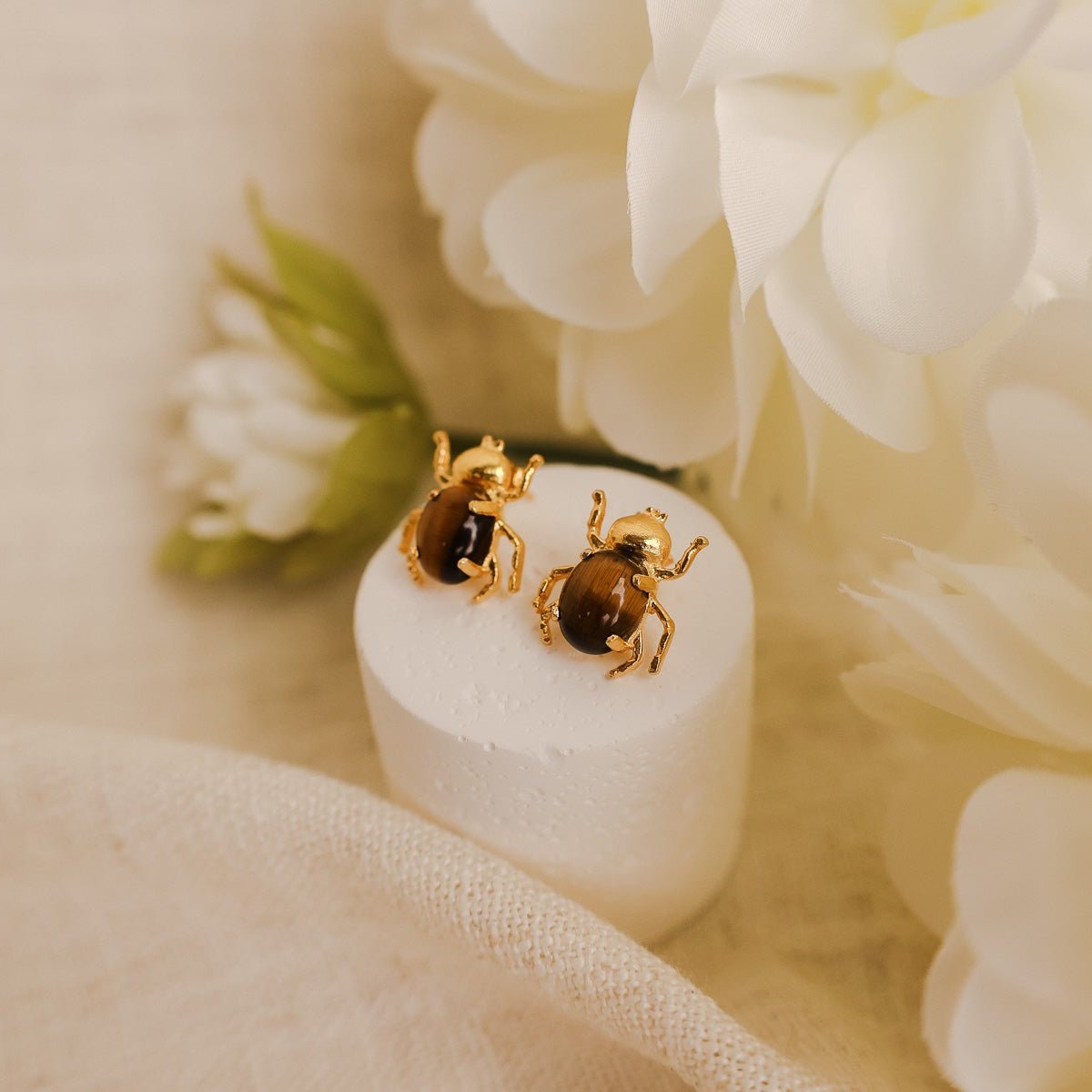 Brincos Escaravelho em Prata Dourada com Pedra Olho de Tigre - Loja do Ouro