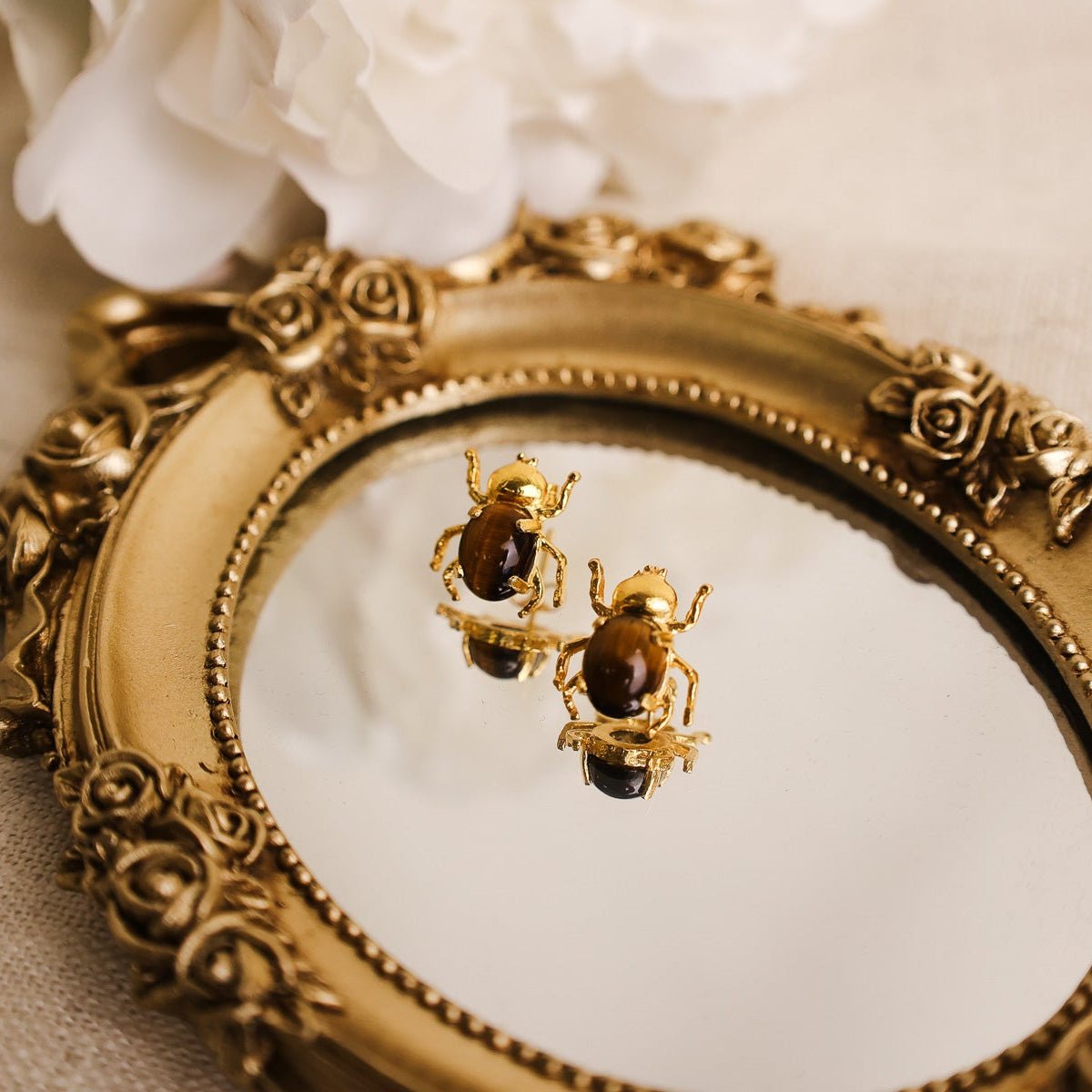 Brincos Escaravelho em Prata Dourada com Pedra Olho de Tigre - Loja do Ouro