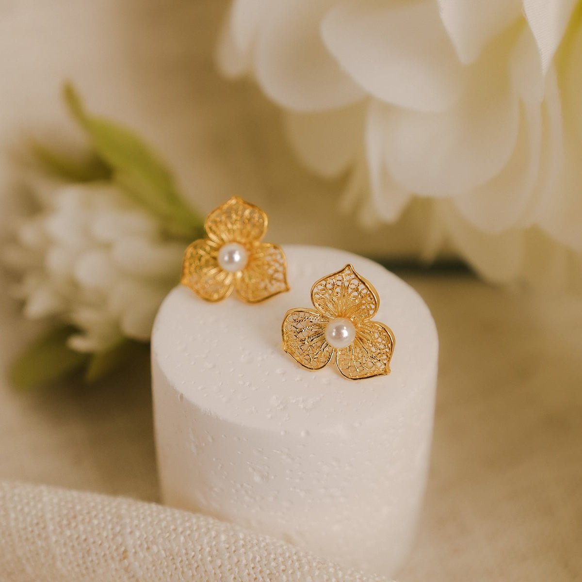 Brincos Flor de Filigrana em Prata Dourada e Pérola - Loja do Ouro