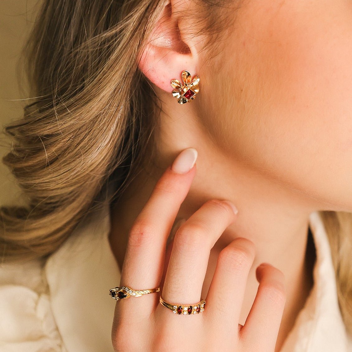 Brincos Flor em Ouro 19kl com Zirconia Vermelha - Loja do Ouro