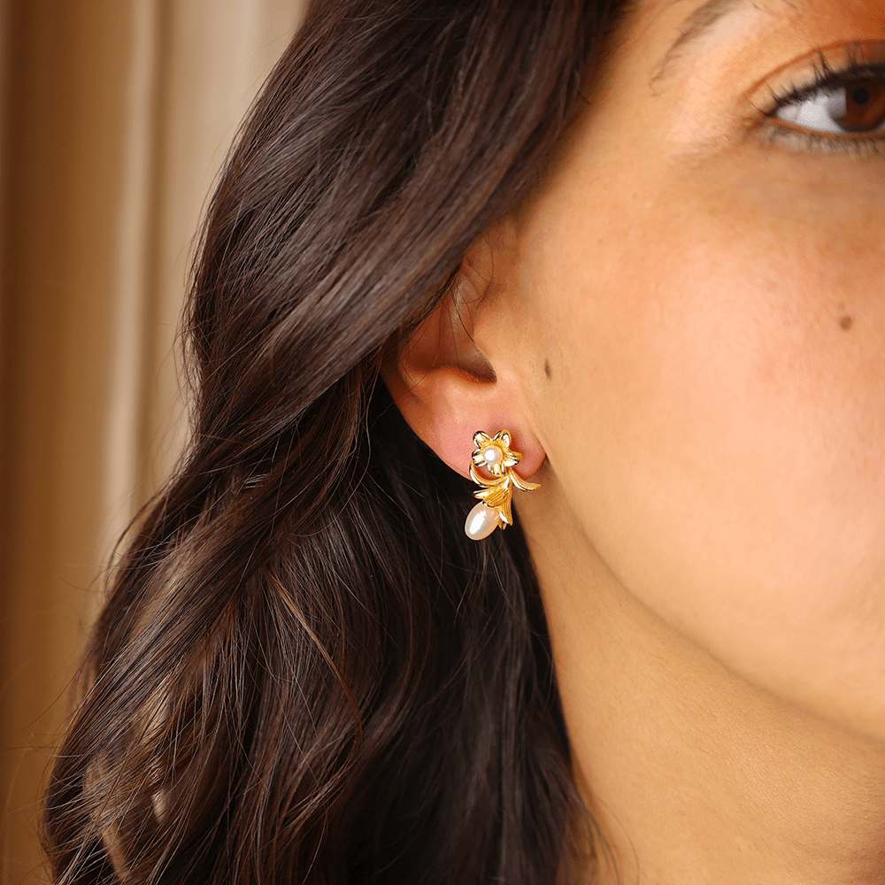 Brincos Florais em Prata Dourada com Pérolas - Loja do Ouro