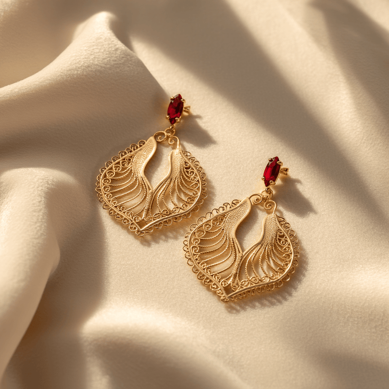 Brincos Harpa em Prata Dourada com Pedra Vermelha - Loja do Ouro