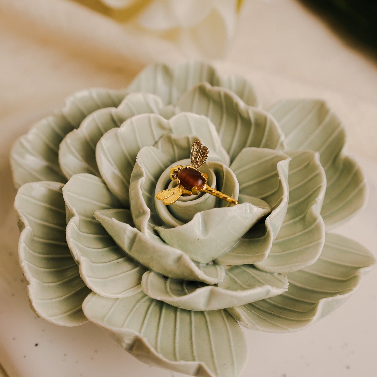 Brincos Libélula em Prata Dourada com Pedra Olho de Tigre - Loja do Ouro