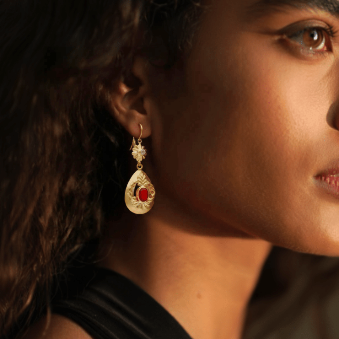 Pendientes de marquesa en oro 19kl con piedra roja y circonia - Gold Store Premium