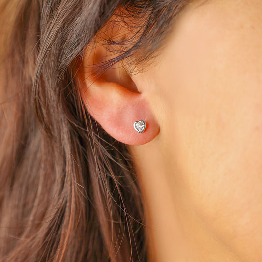 Brincos Mini em Prata com Zircão Coração (4mm) - Loja do Ouro