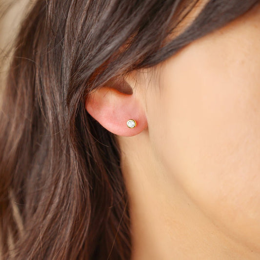 Brincos Mini em Prata Dourada com Zircão (4mm) - Loja do Ouro