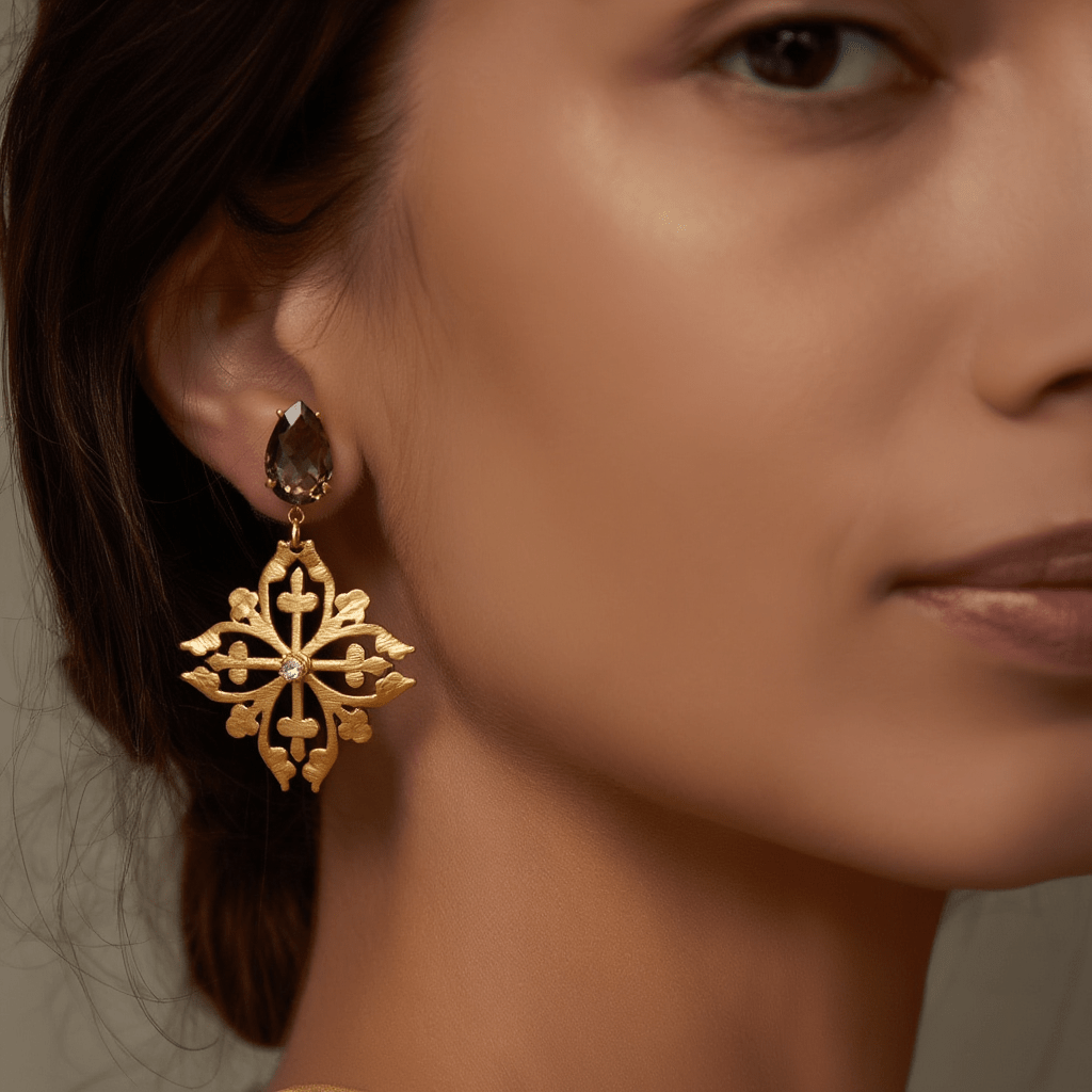 Brincos Nefertiti em Prata Dourada com Zircão - Loja do Ouro