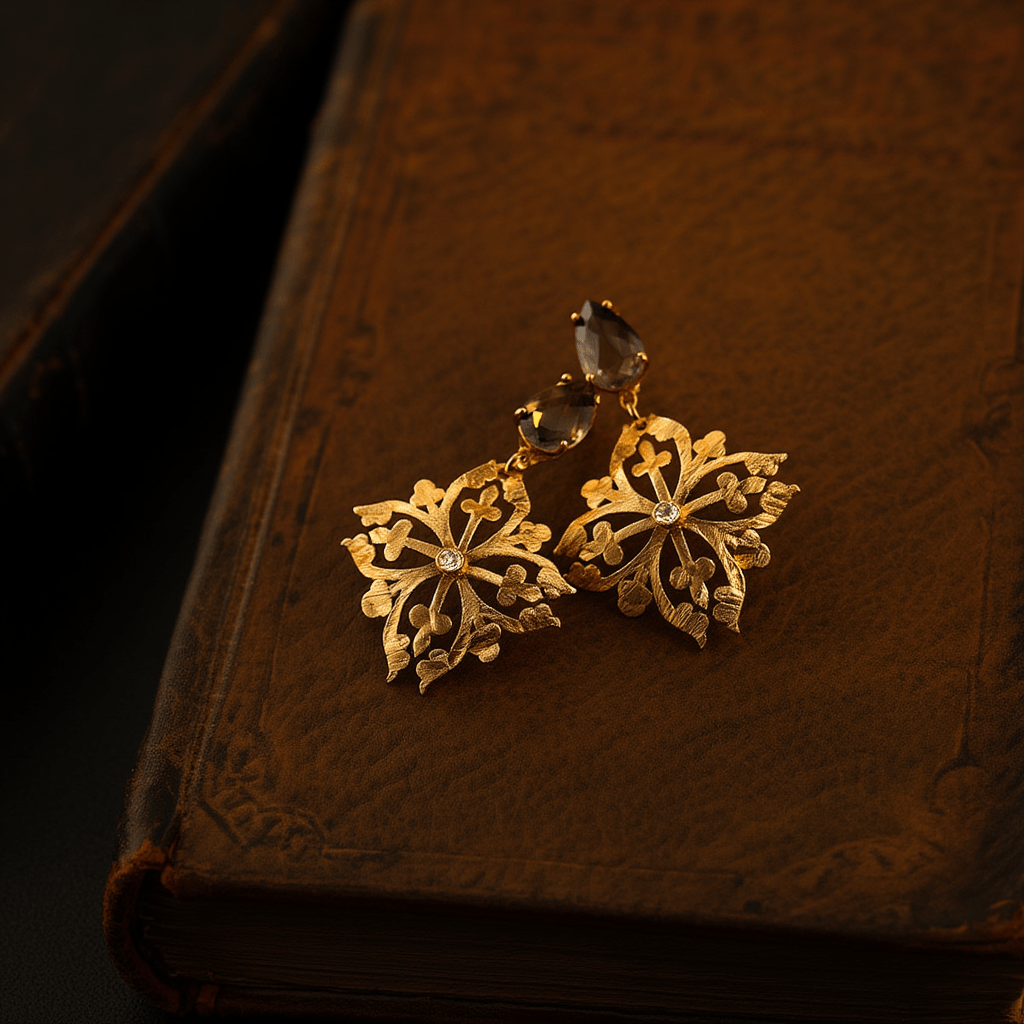 Brincos Nefertiti em Prata Dourada com Zircão - Loja do Ouro