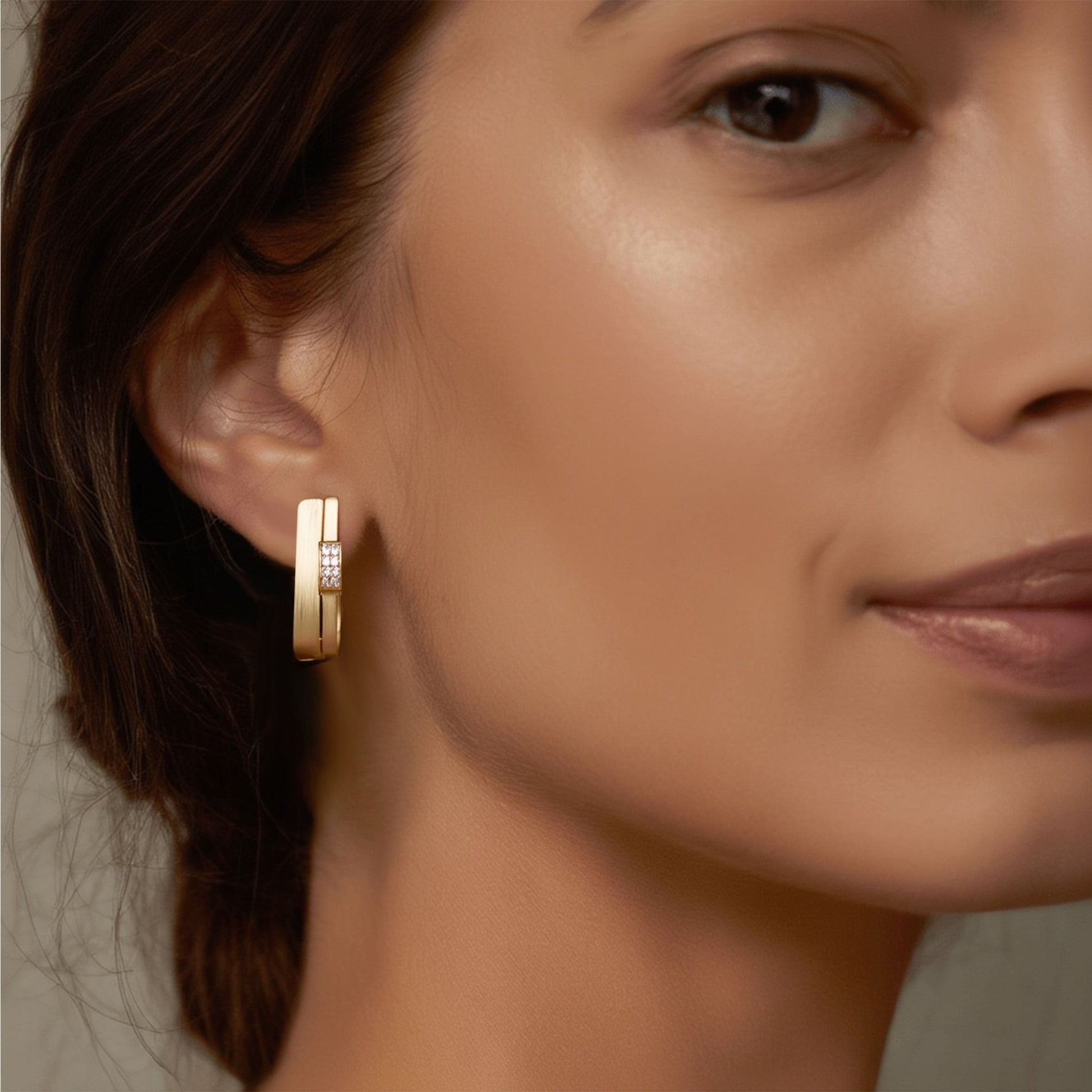 Brincos Nefertiti em Prata Dourada com Zircónias - Loja do Ouro