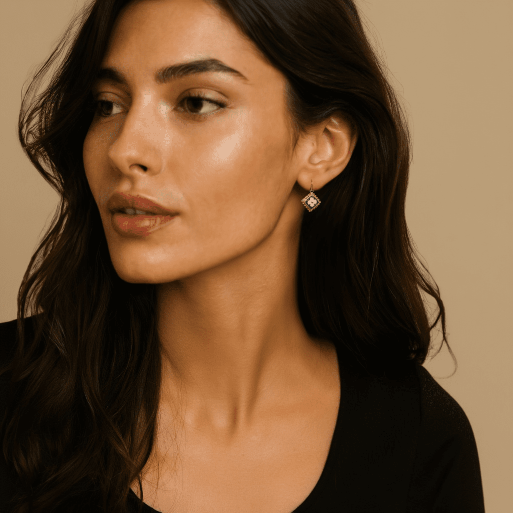 Brincos Quadrados em Ouro 19kl com Caramujos e Esmalte Azul (1.4cm) - Loja do Ouro