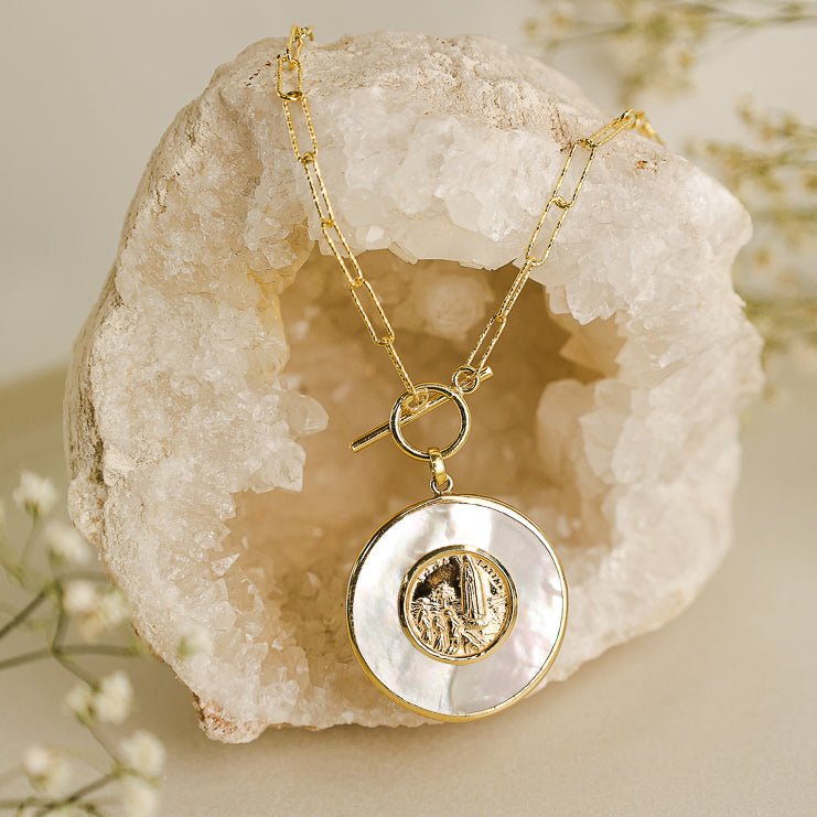 Colar Luz em Prata Dourada com Nossa Senhora e Três Pastorinhos (46cm) - Loja do Ouro
