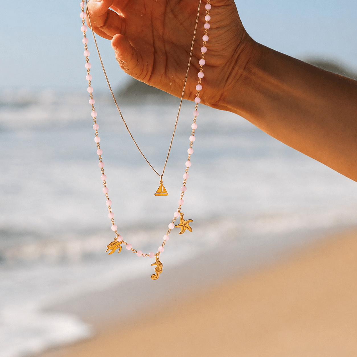 Colar Oceano em Prata Dourada e Contas Rosa - Loja do Ouro