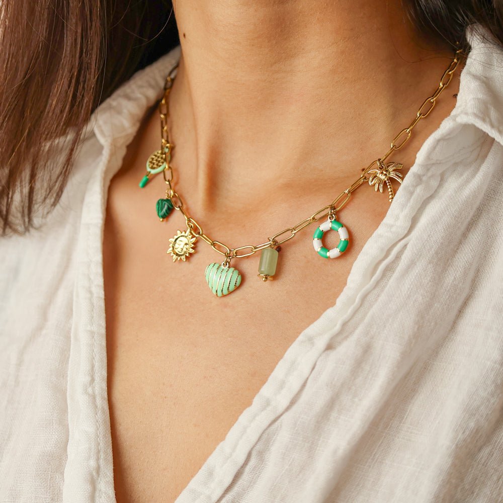 Colar Verano em Aço Dourado com Pendentes de Verão em Tons de Verde - Loja do Ouro