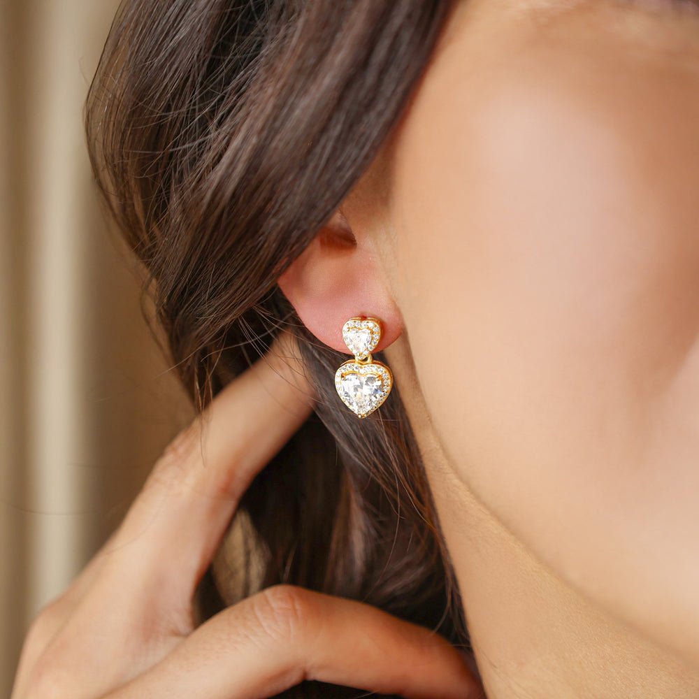 Conjunto Fio e Brincos em Prata Dourada com dois Zircões Coração - Loja do Ouro