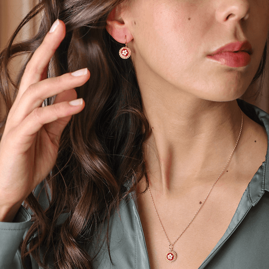 Conjunto Fio e Brincos em Prata Dourada com Medalha Caramujos Redonda Vermelha - Loja do Ouro