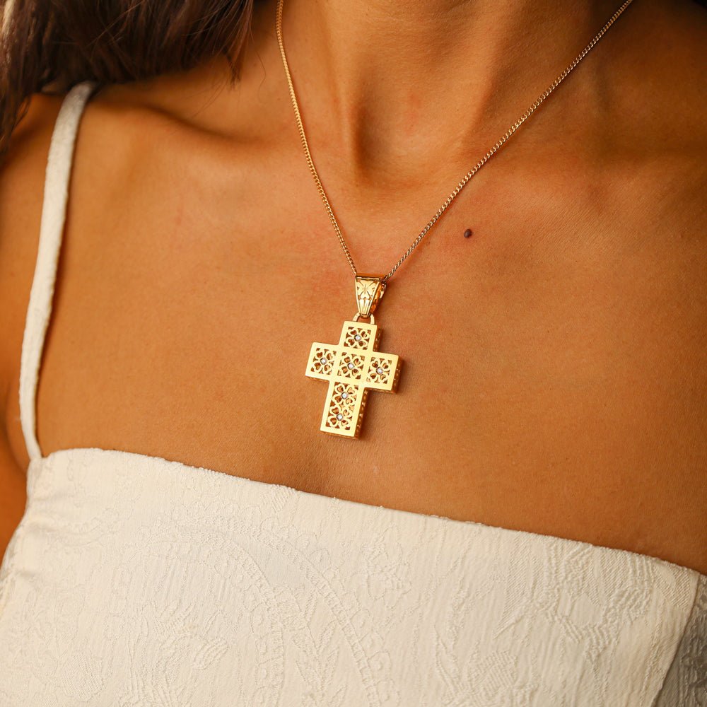 Cruz de Oro de 19 kl con flores recortadas y diamantes (3