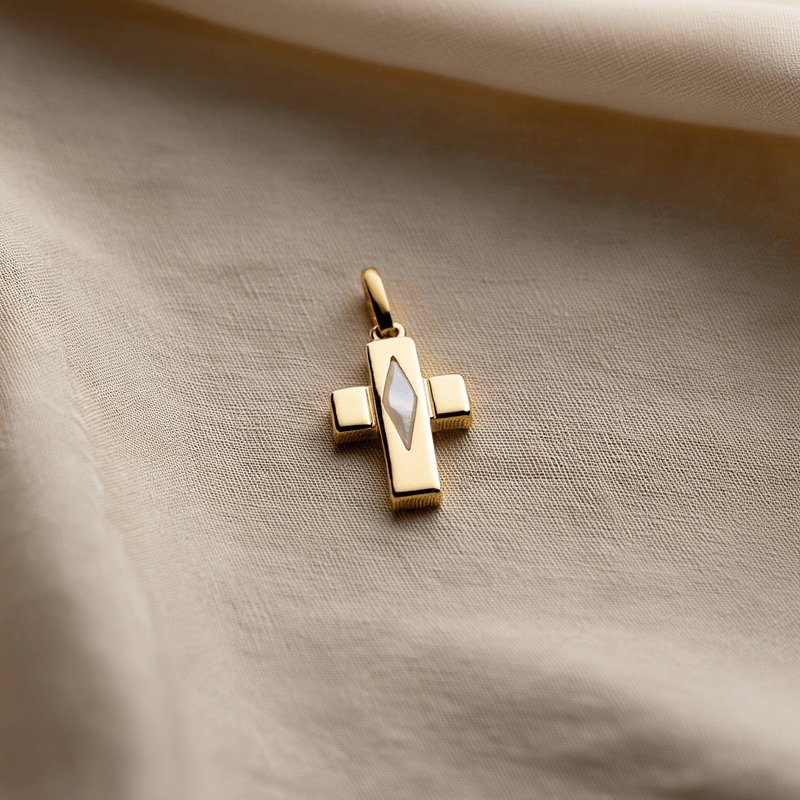 Cruz em Ouro Amarelo de 19kl (2.2cm) com Losango em Ouro Branco 19kl - Loja do Ouro