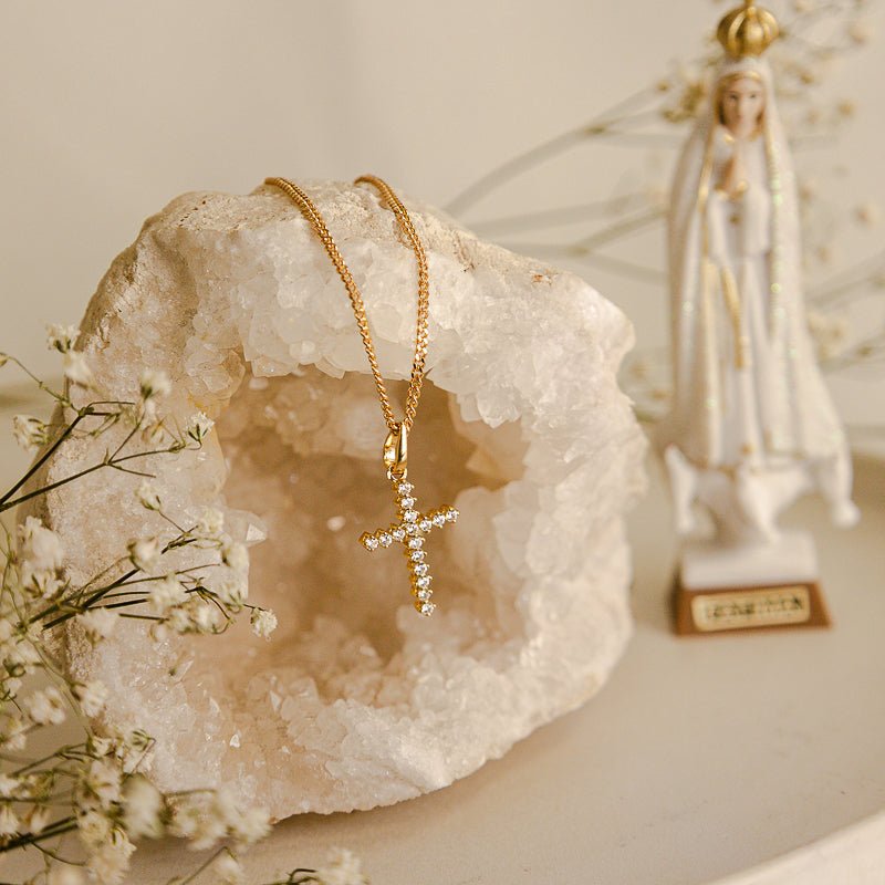 Cruz em Ouro de 19kl cravejada de Zircónias (2.27cm) - Loja do Ouro