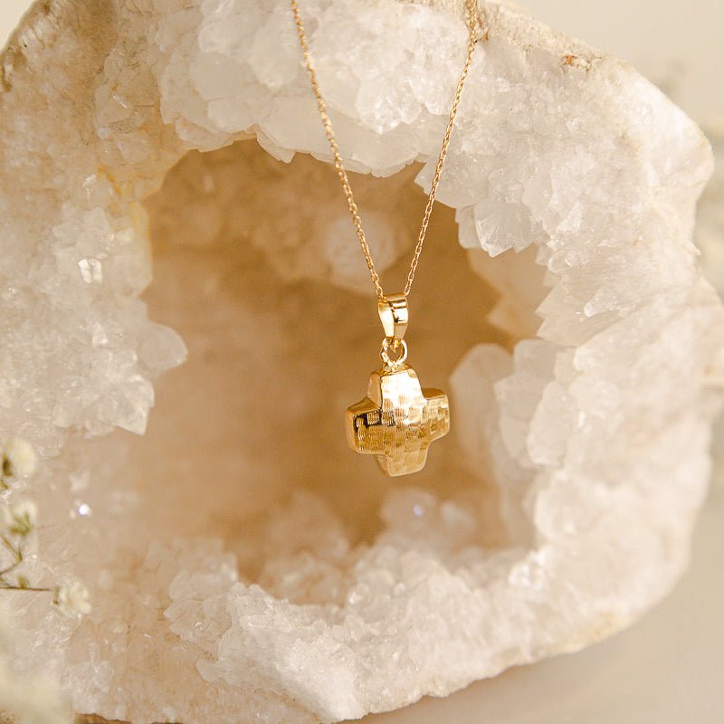 Cruz Texturada em Ouro 19kl (1.29cm) - Loja do Ouro