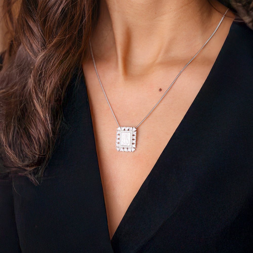 Escapulário em Prata com Imagem Religiosa em Madrepérola com Zircónias em Coração - Loja do Ouro