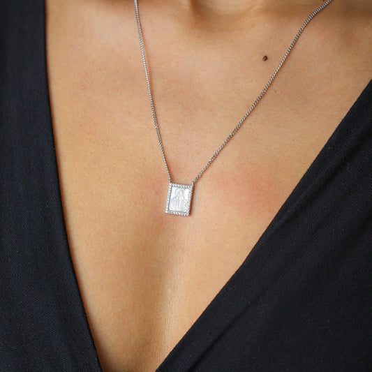 Escapulário em Prata com Imagem Religiosa em Madrepérola e Zircónias - Loja do Ouro