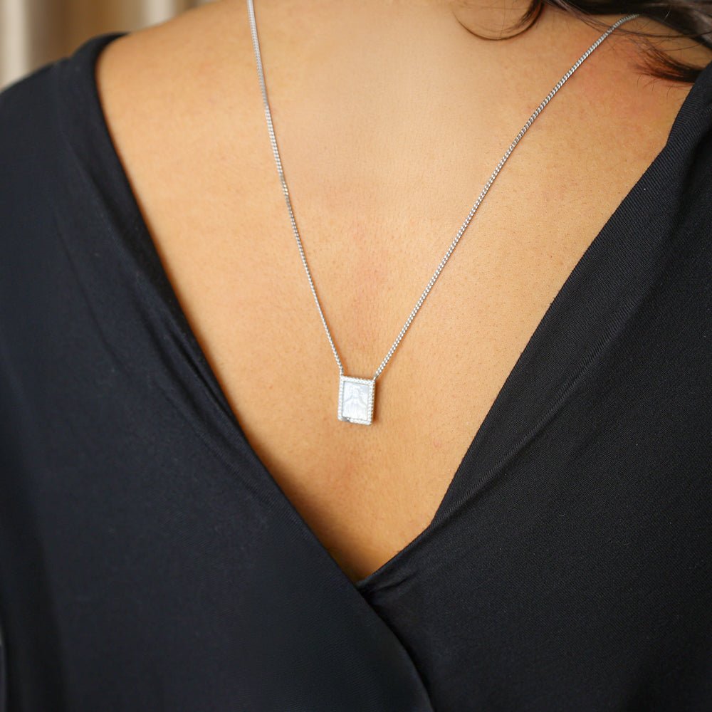 Escapulário em Prata com Imagem Religiosa em Madrepérola e Zircónias - Loja do Ouro