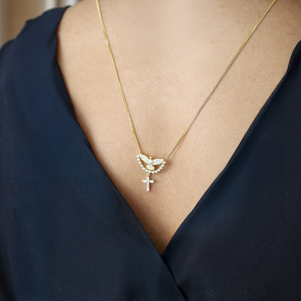 Escapulário em Prata Dourada com Imagem Religiosa em Madrepérola com Pomba e Cruz - Loja do Ouro