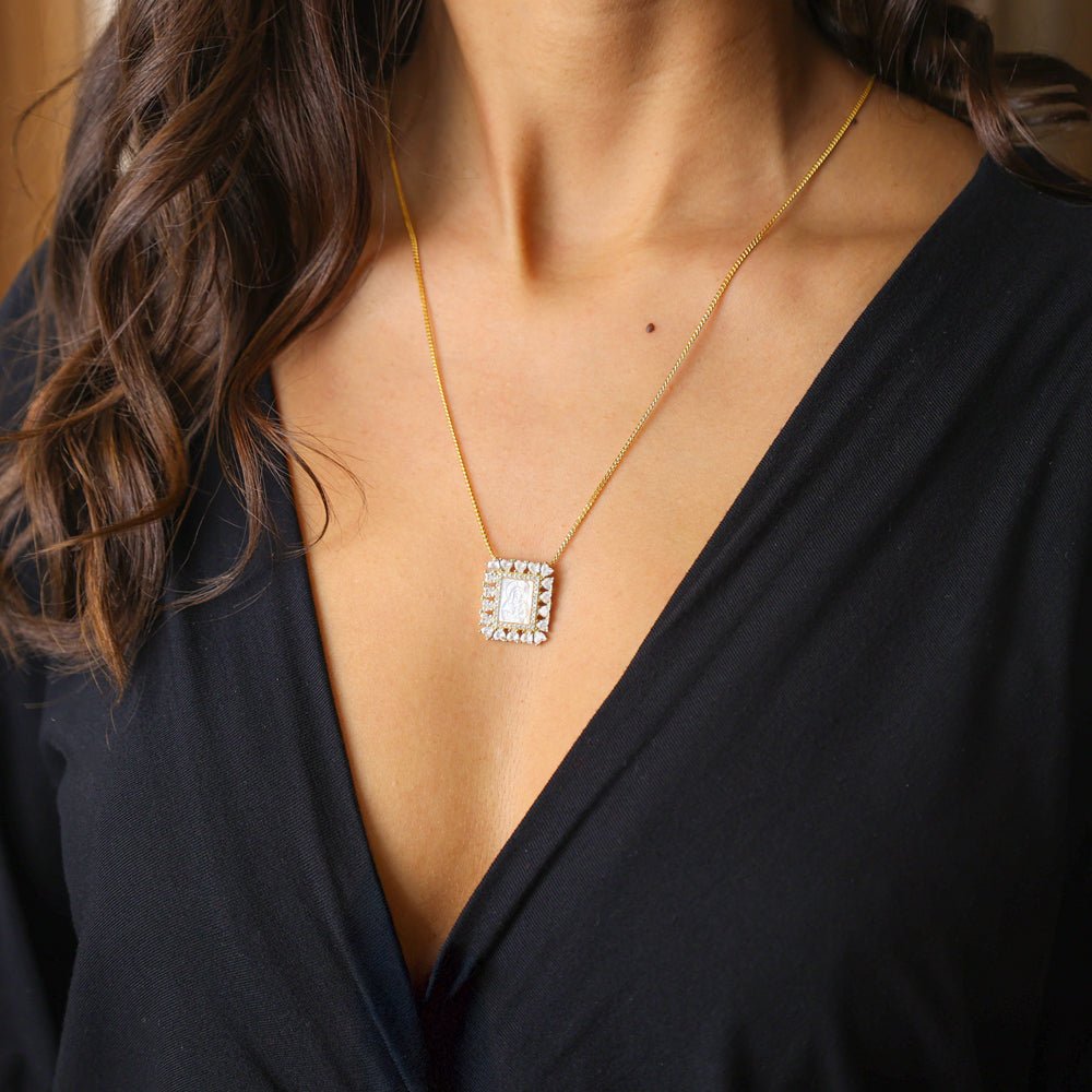 Escapulário em Prata Dourada com Imagem Religiosa em Madrepérola com Zircónias em Coração - Loja do Ouro