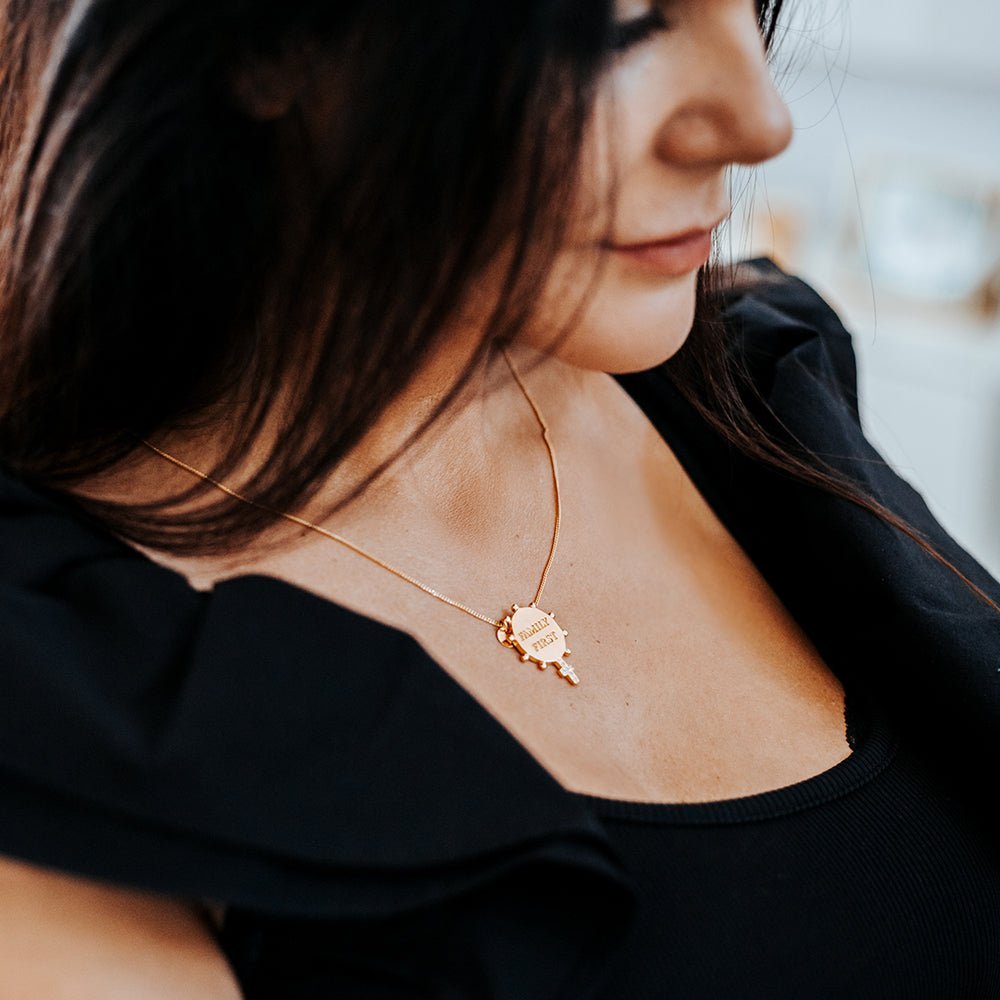 Escapulário "Family First" em Prata Dourada e Zircónias - Loja do Ouro