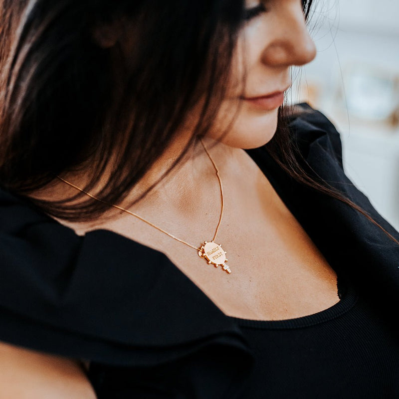 Escapulário "Family First" em Prata Dourada e Zircónias - Loja do Ouro