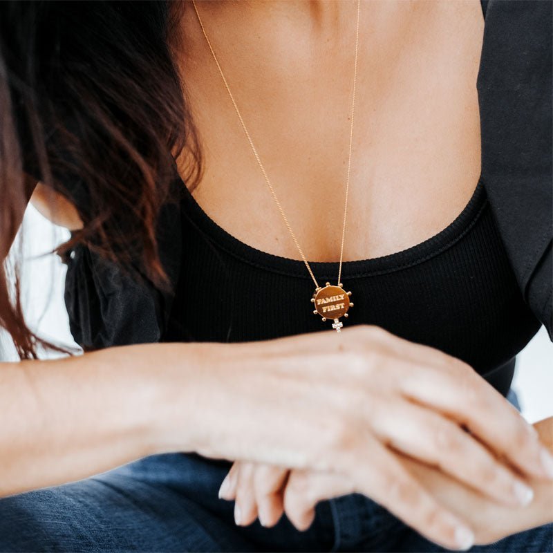 Escapulário "Family First" em Prata Dourada e Zircónias - Loja do Ouro