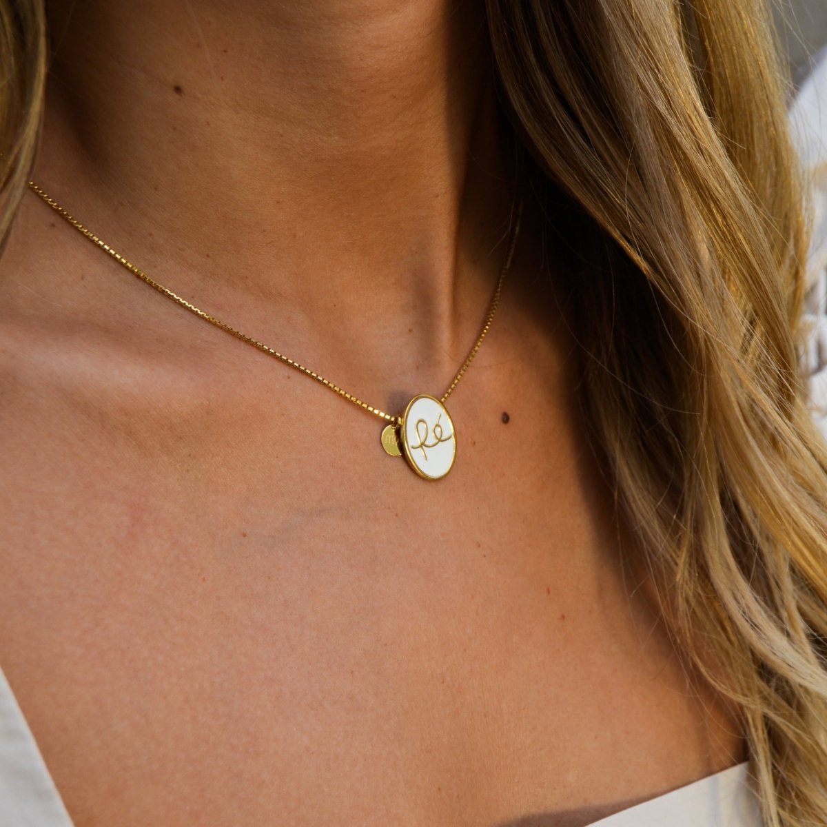 Escapulário Fé em Prata Dourada e Esmalte Branco - Loja do Ouro