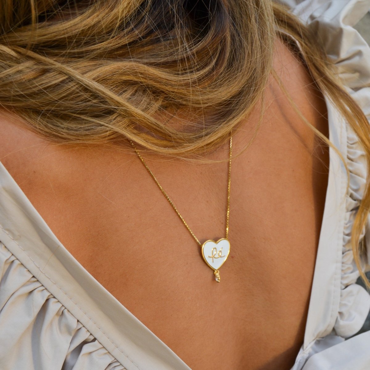 Escapulário Fé em Prata Dourada e Esmalte Branco - Loja do Ouro