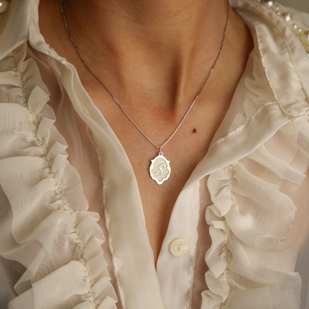 Fio em Prata com Letra em Pendente Estilizado (42cm) - Loja do Ouro