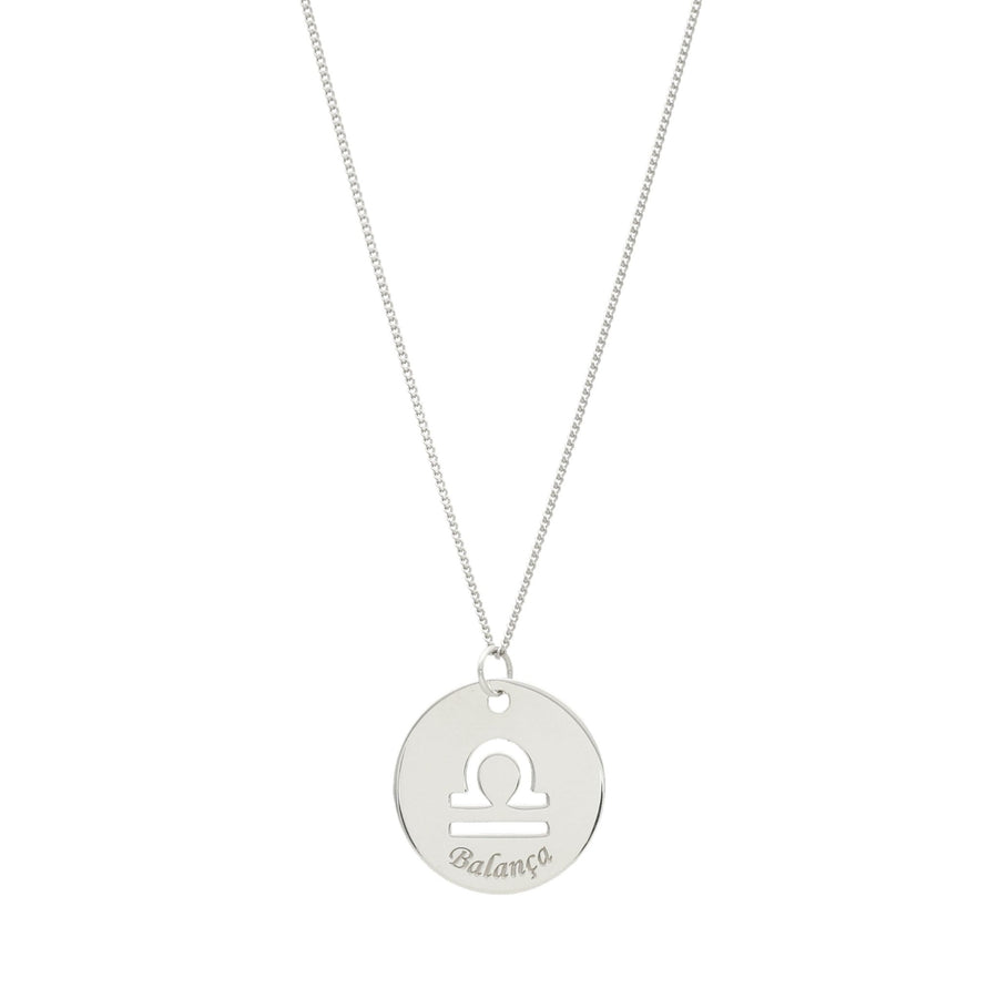 Fio em prata com medalha redonda e símbolo recortado do signo Balança, sobre fundo branco