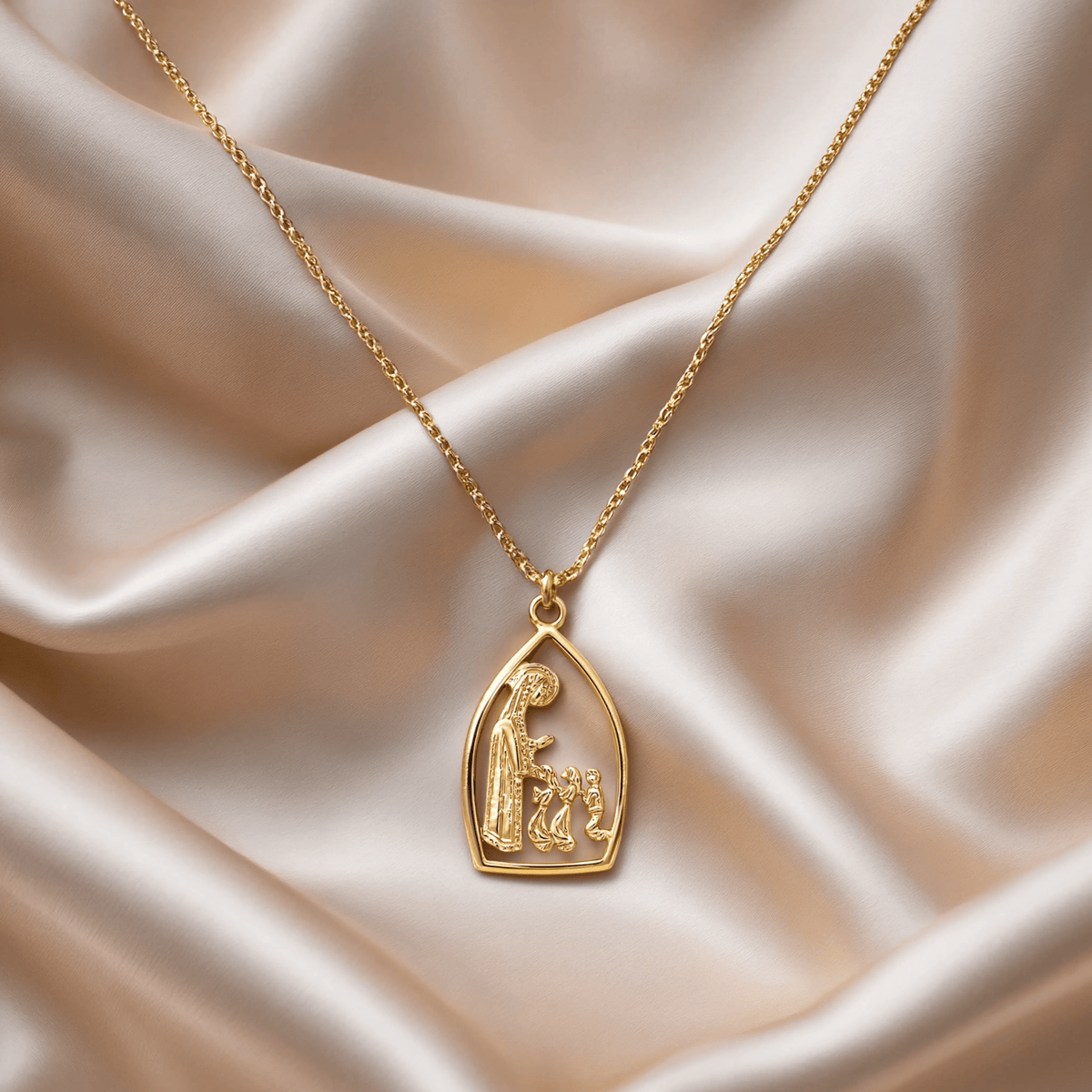 Fio de corrente delicada com medalha religiosa de Nossa Senhora de Fátima e Três Pastorinhos.
