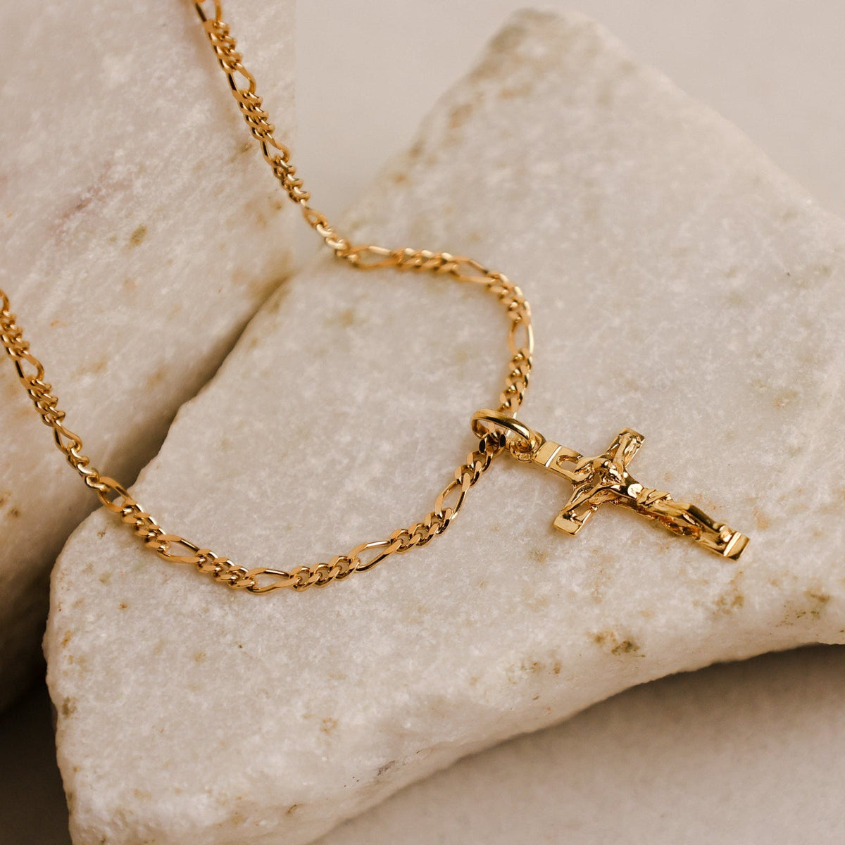 Hilo de malla 3x1 en oro de 19 kl con crucifijo (58cm) - Gold Store Premium