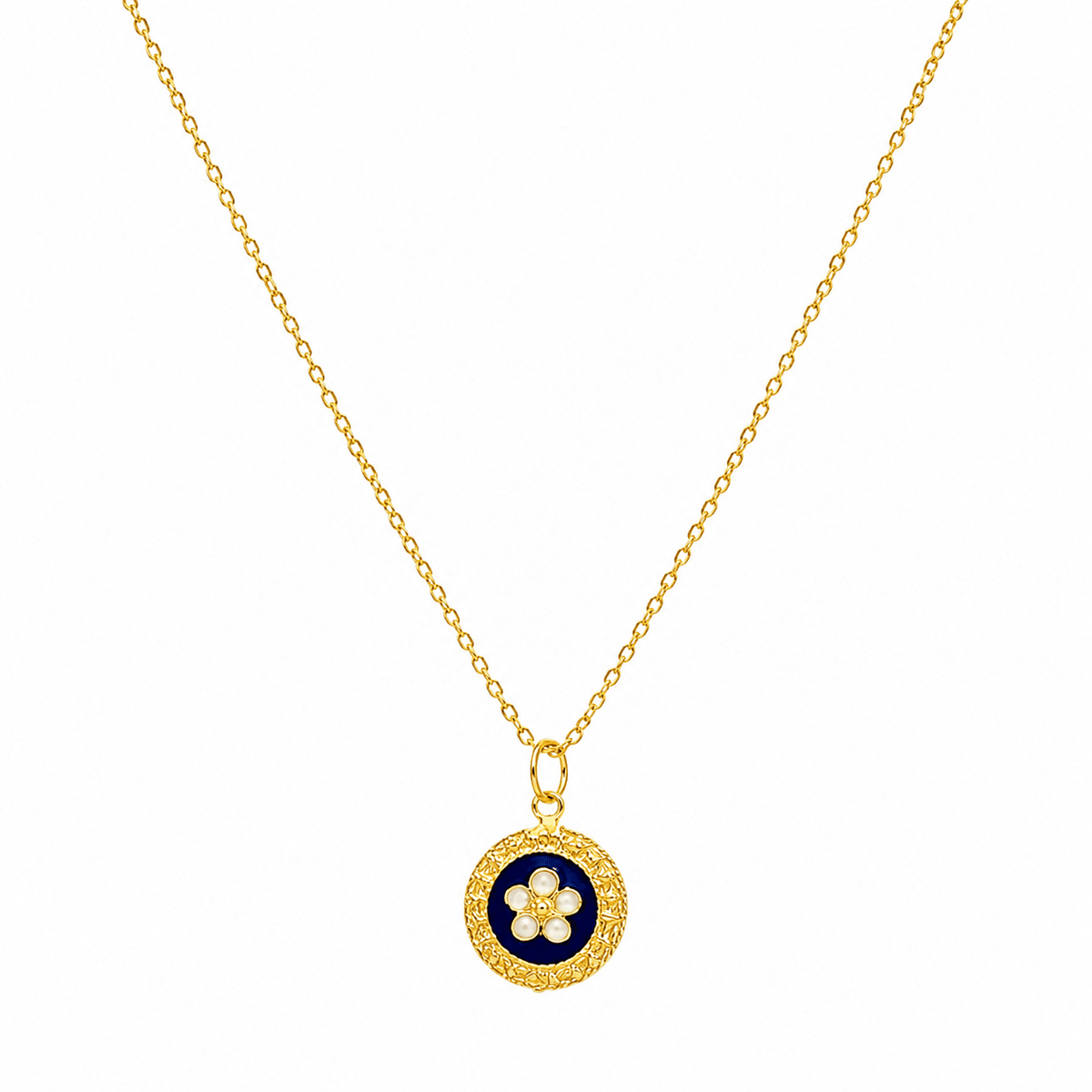 Fio Tradição em prata dourada com medalha redonda de caramujos e esmalte azul e branco.