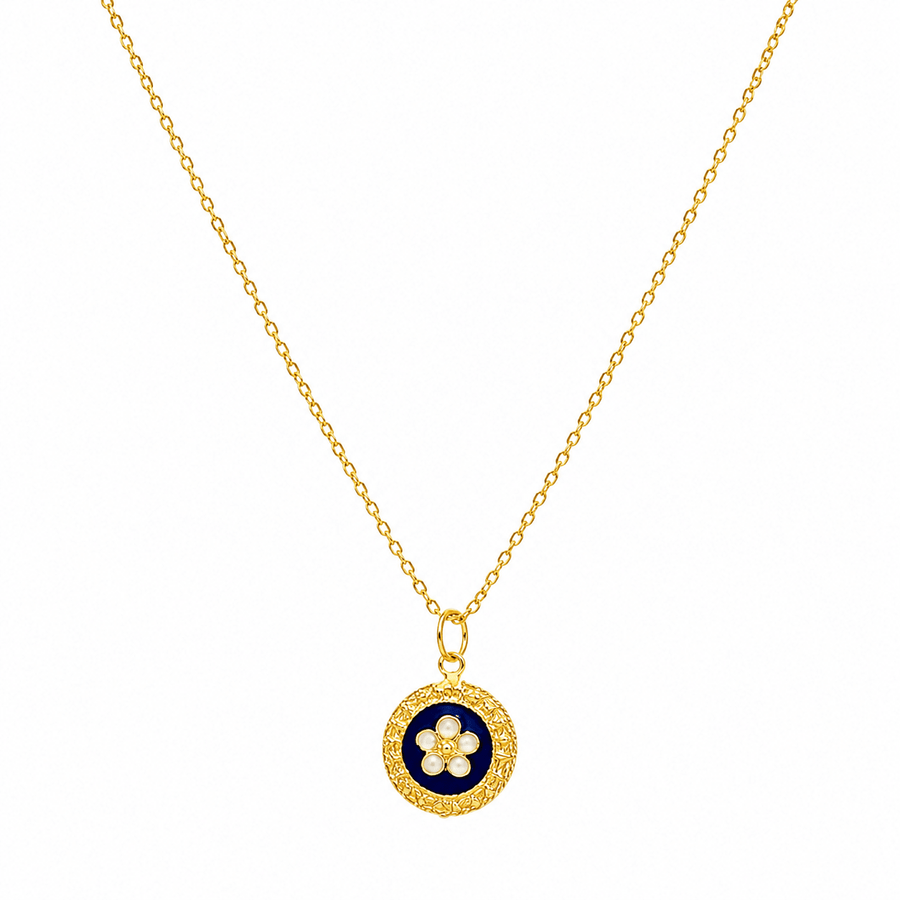 Fio Tradição em prata dourada com medalha redonda de caramujos e esmalte azul e branco.