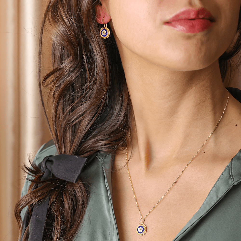 Fio Tradição em Prata dourada com Medalha Caramujos Redonda Azul - Loja do Ouro